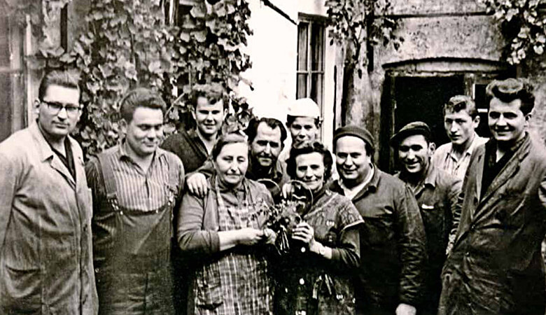 Group photo with employees in front of the company Einhell.